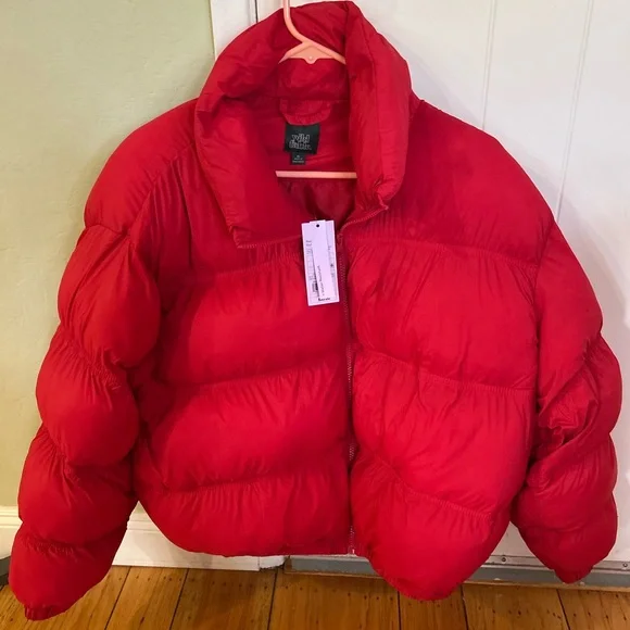NWT Wild Fable Women’s Puffer Jacket in Red - Picture 3 of 3